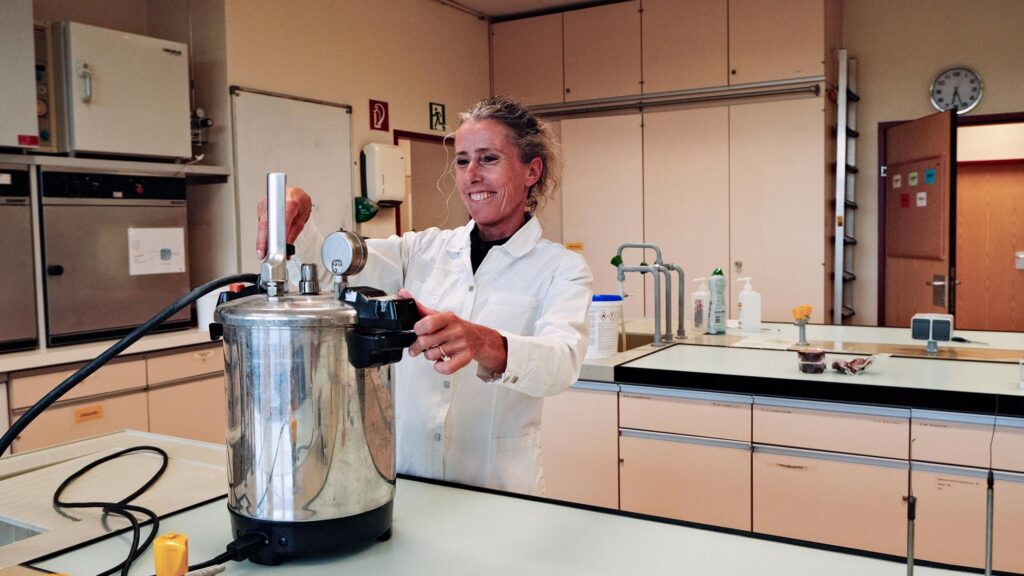 Kerstin Spindler im Labor des Fleisch-Technologiezentrums Hollabrunn FTZ